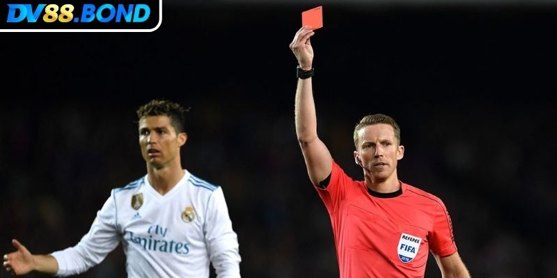 Theo dõi trọng tài điều khiển khi soi kèo thẻ đỏ